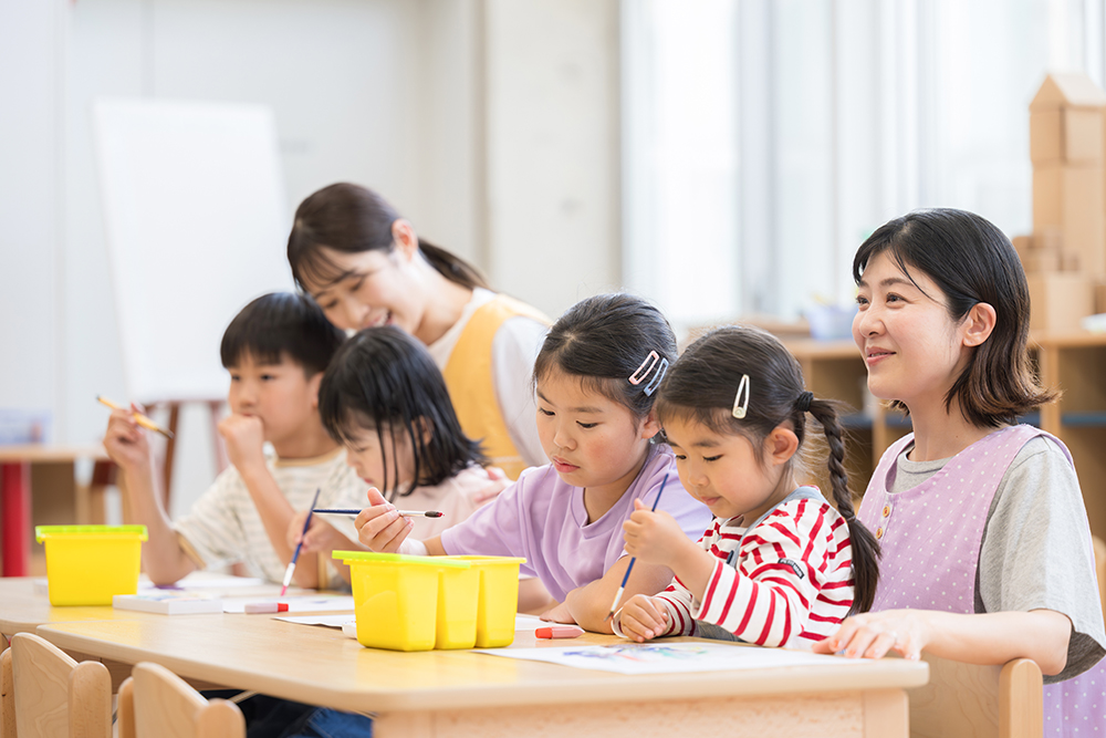 園で工作をする子どもたち
